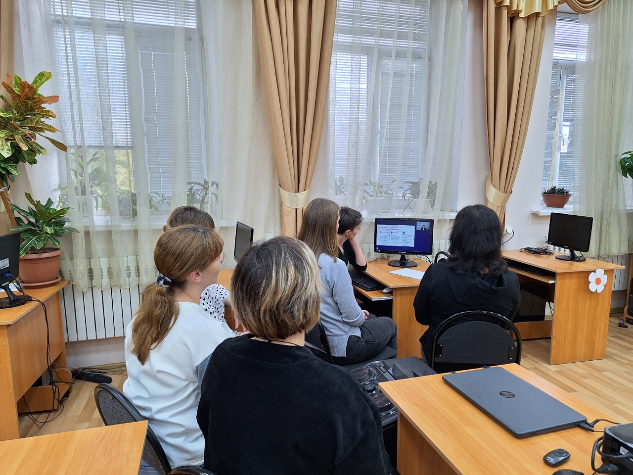 Фото «Сотрудники ЦГБ за просмотром лекции»